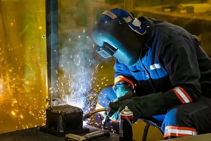 What does a metal fabricator do?