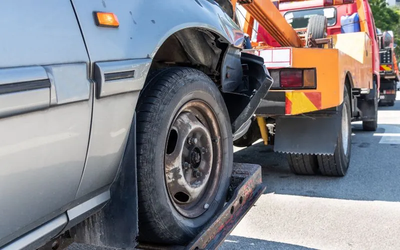 Flatbed vs Wheel-Lift Tow Trucks: What’s the Real Difference (and Which One Do You Need)?