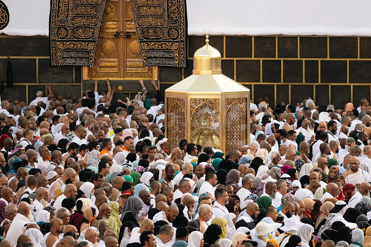 Common Tawaf Mistakes Pilgrims Make During Hajj