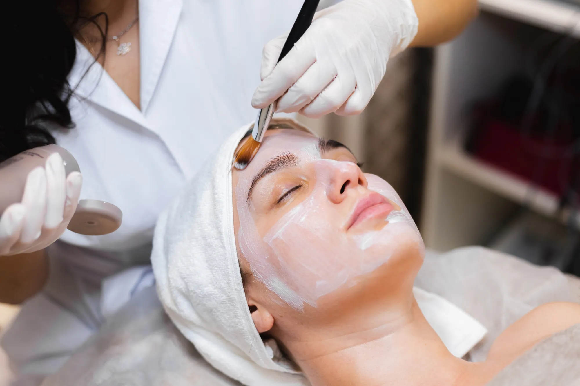 Inside a Custom Skin Treatment: How Professionals Diagnose and Treat Your Unique Skin Needs