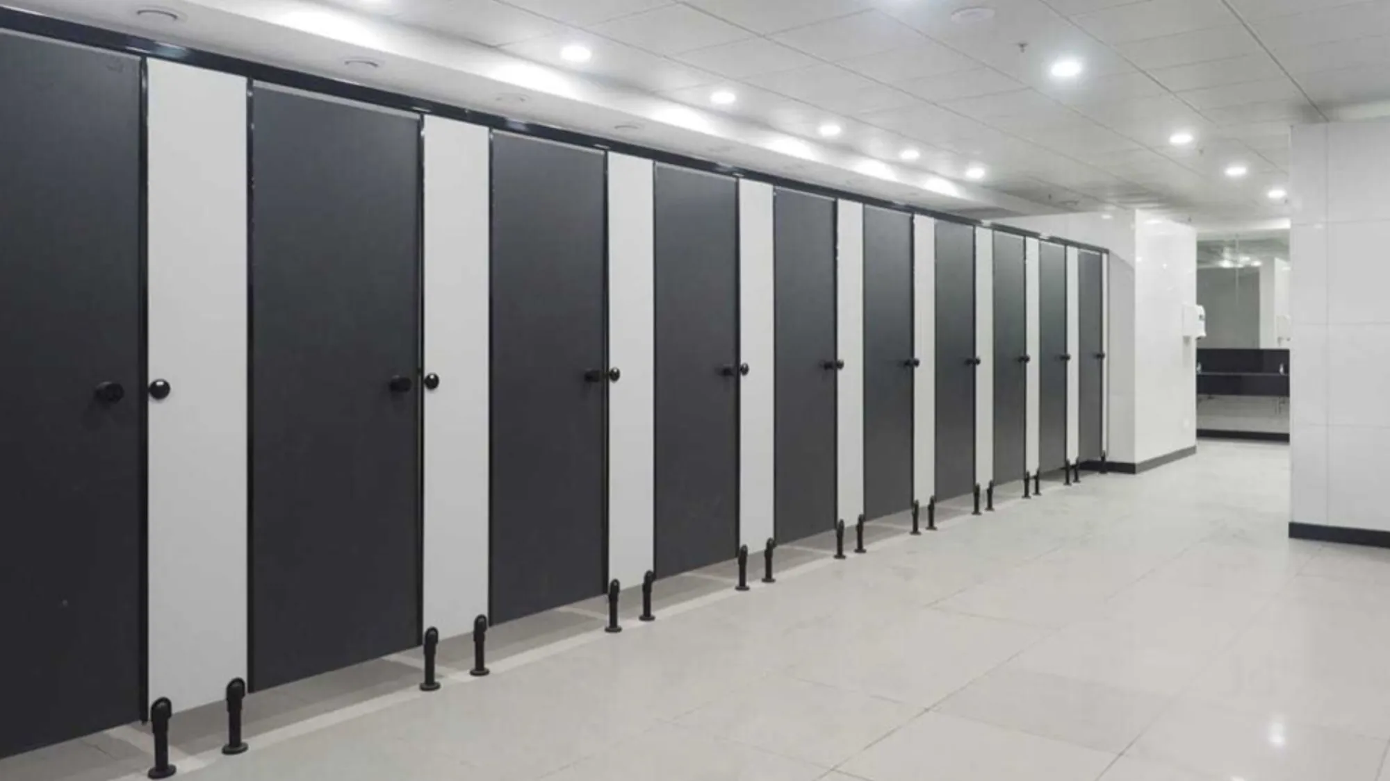 Toilet Cubicle Panels: Materials, Performance & Selection Guide for Commercial Spaces