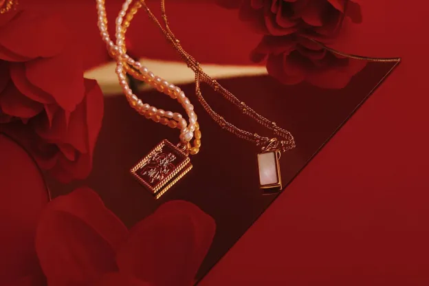Retail design and memory often anchor perceived value, but resale markets focus on intrinsic gold content and live pricing data