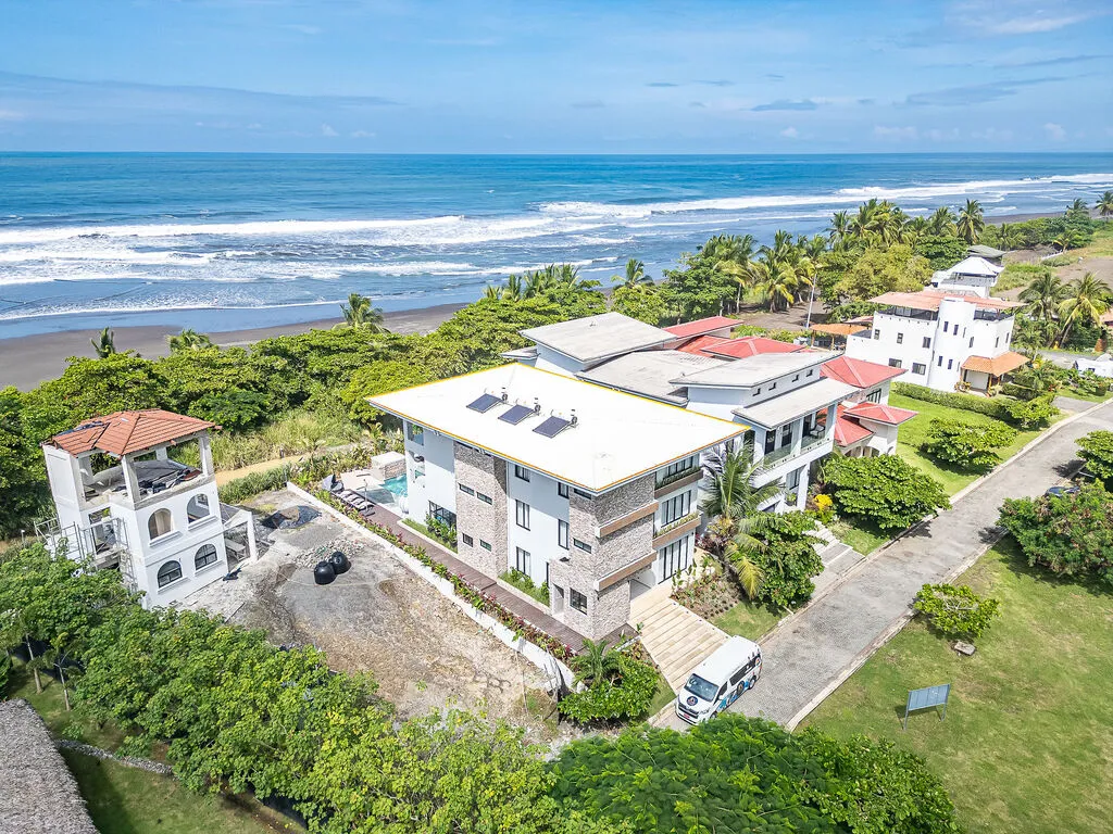 Premium Lakefront Retreat Jaco