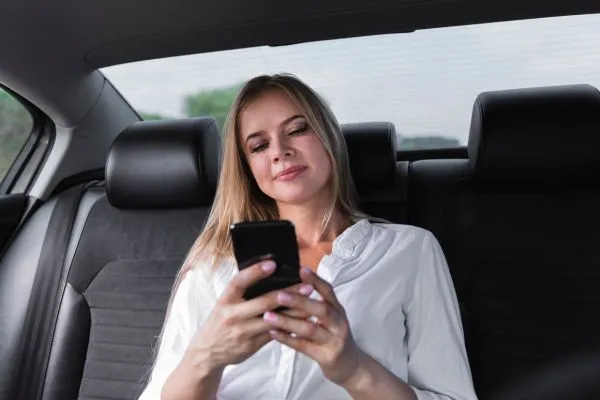 Which Melbourne Airport Maxi Taxi Option Works Best for Families and Luggage?