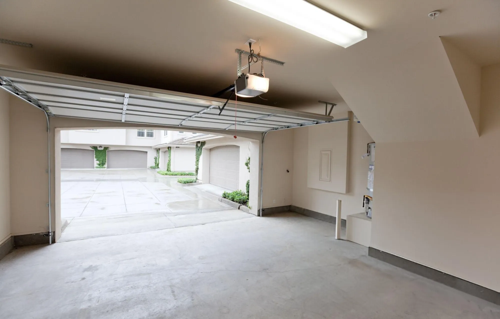 What are the Urgent Garage Door Repair in Bellflower Warning Signs?