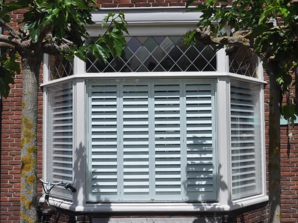 Zwarte Shutters en Witte Ruimte Shutters: Kies voor Quality Shutters