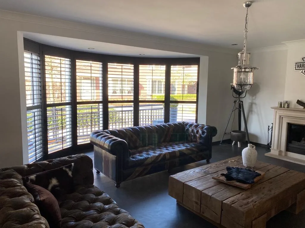Zwarte Shutters en Witte Ruimte Shutters: Kies voor Quality Shutters