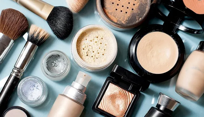 Professional Makeup Artists vs Influencers: Who Is Really Shaping Makeup Industry News?