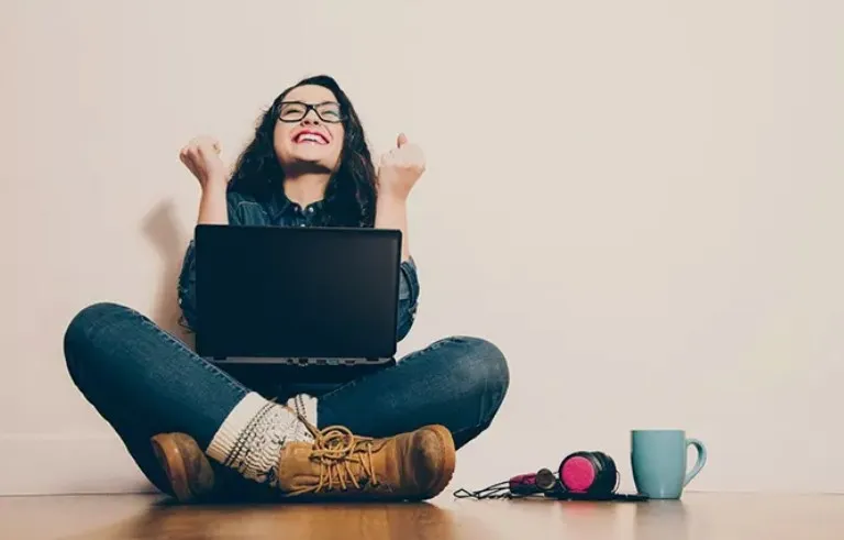 Dating Profile Writing Advice for Women: How to Attract the Right Men Naturally