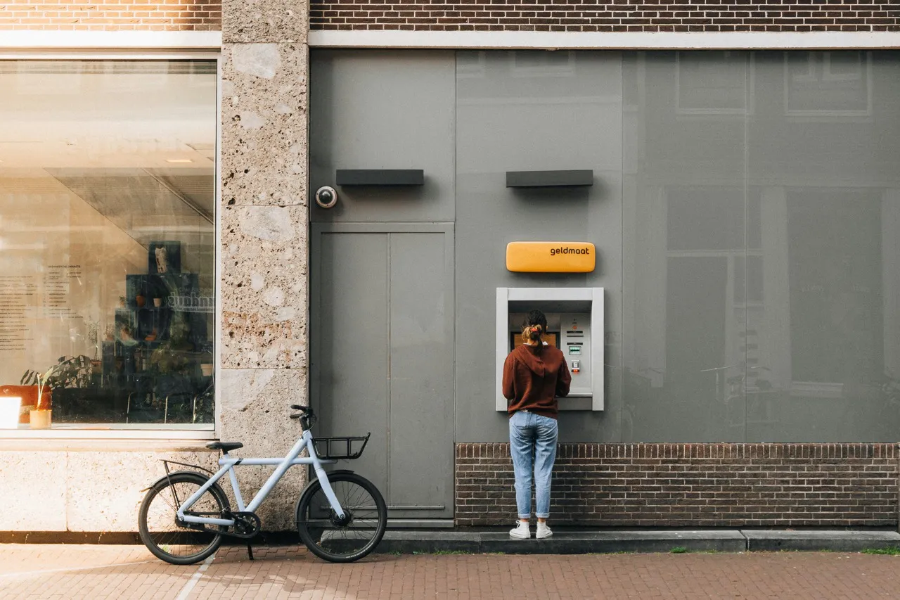 How Cash Access Impacts Customer Behavior in High-Traffic Retail Locations