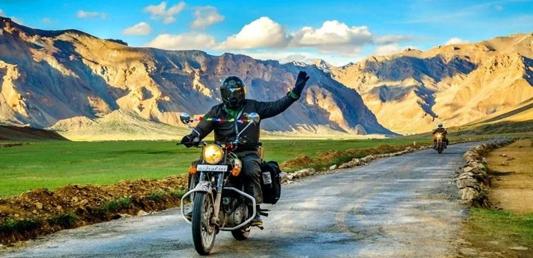 Guided Bike Tours vs Self-Ride Rentals in Srinagar — Which One Is Right for You
