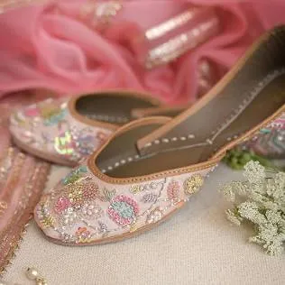 Buy Premium Designer Juttis for Women in Pune – Latest Collection Guide