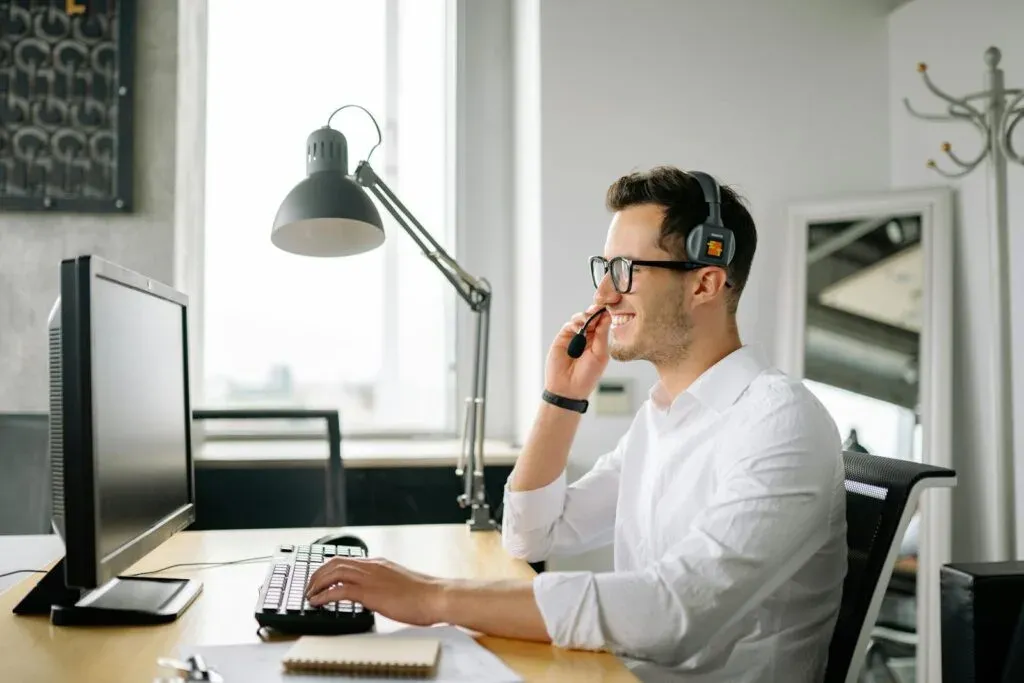 Stop Surprise Breaches on SMB Credit Lines With Early Warning Dashboards