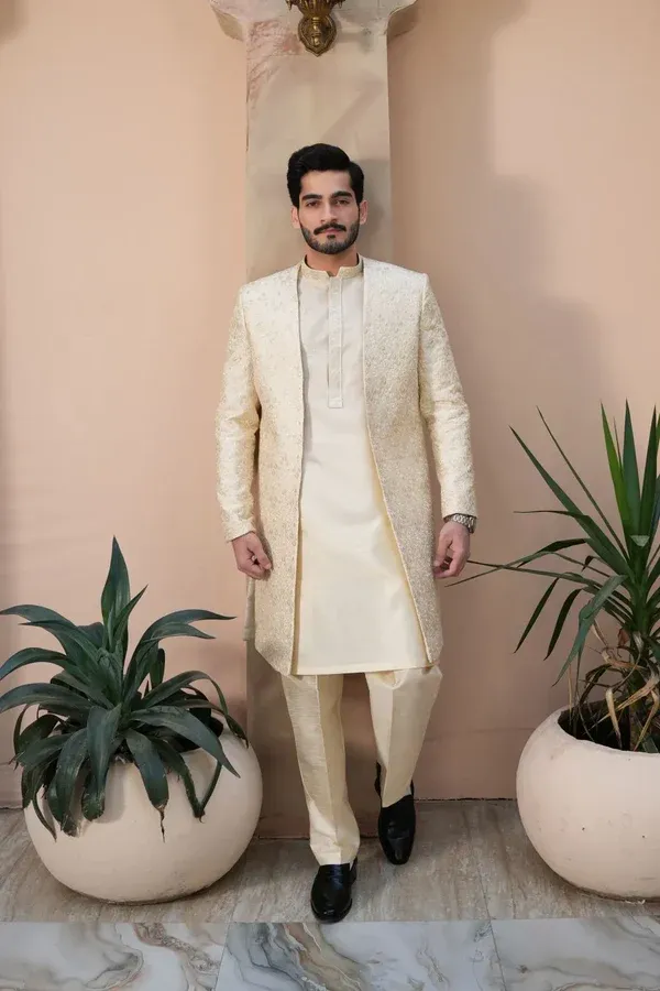 How Off White Woolen Shawls Add Elegance to Traditional Dressing