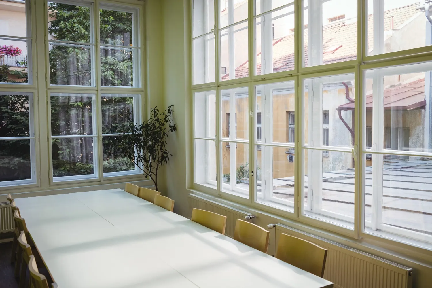 Why More UK Homeowners Are Replacing Old Windows With Double Glazing