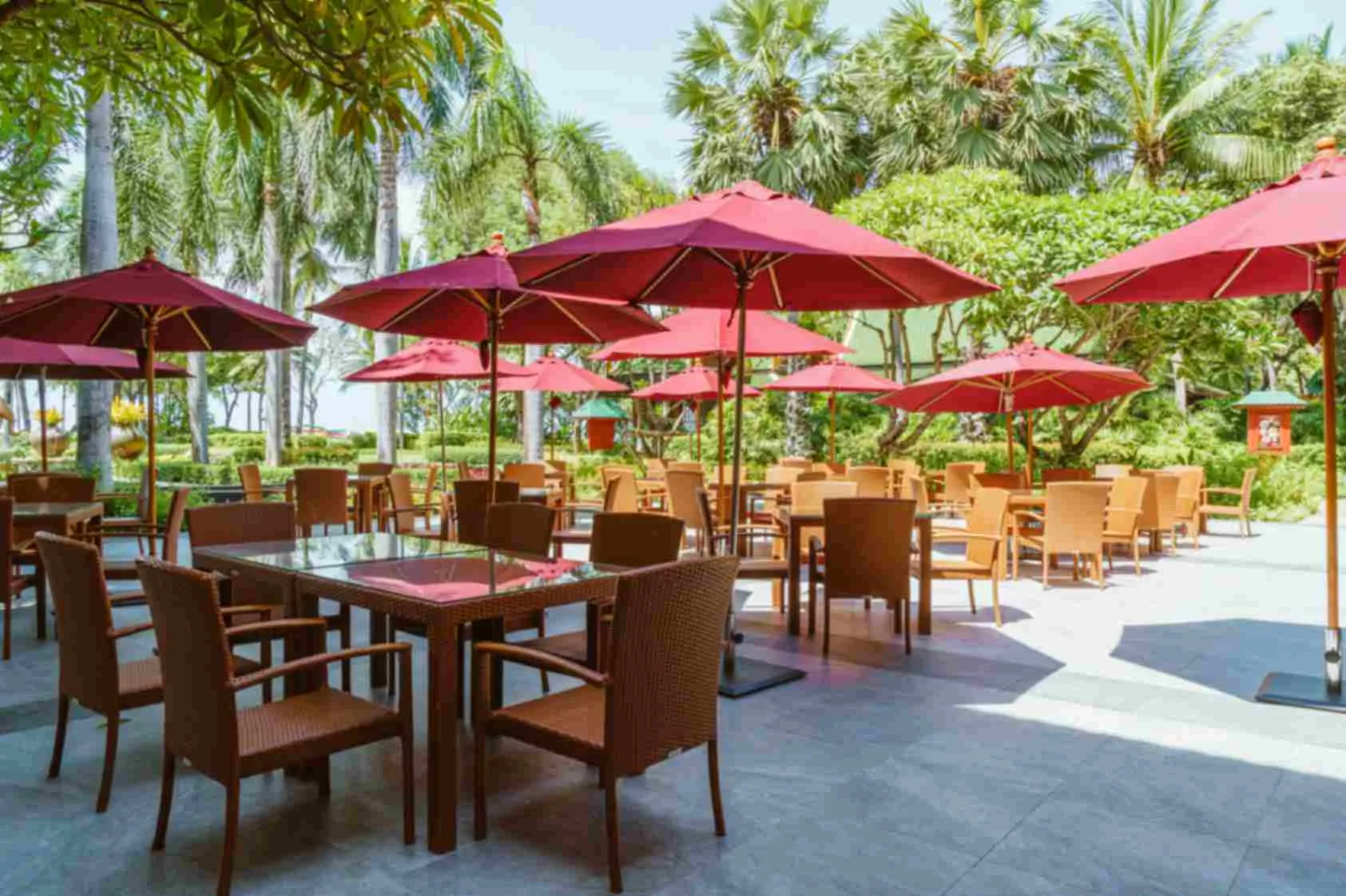 Why is outdoor dining in Al Ain more popular
