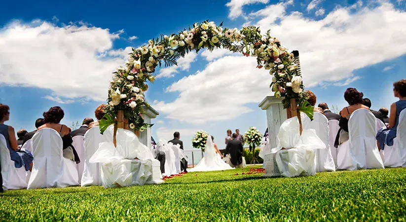 5 Unique Entertainment Ideas to Keep Your Wedding Guests Buzzing