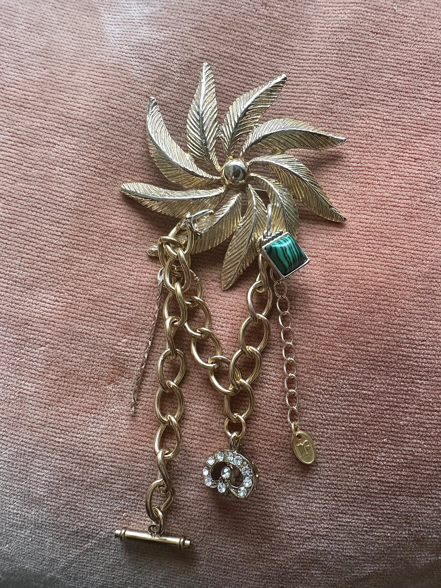 Sunburst Vintage Charm Brooch: A Timeless Expression of Light, Elegance, and Sustainable Style
