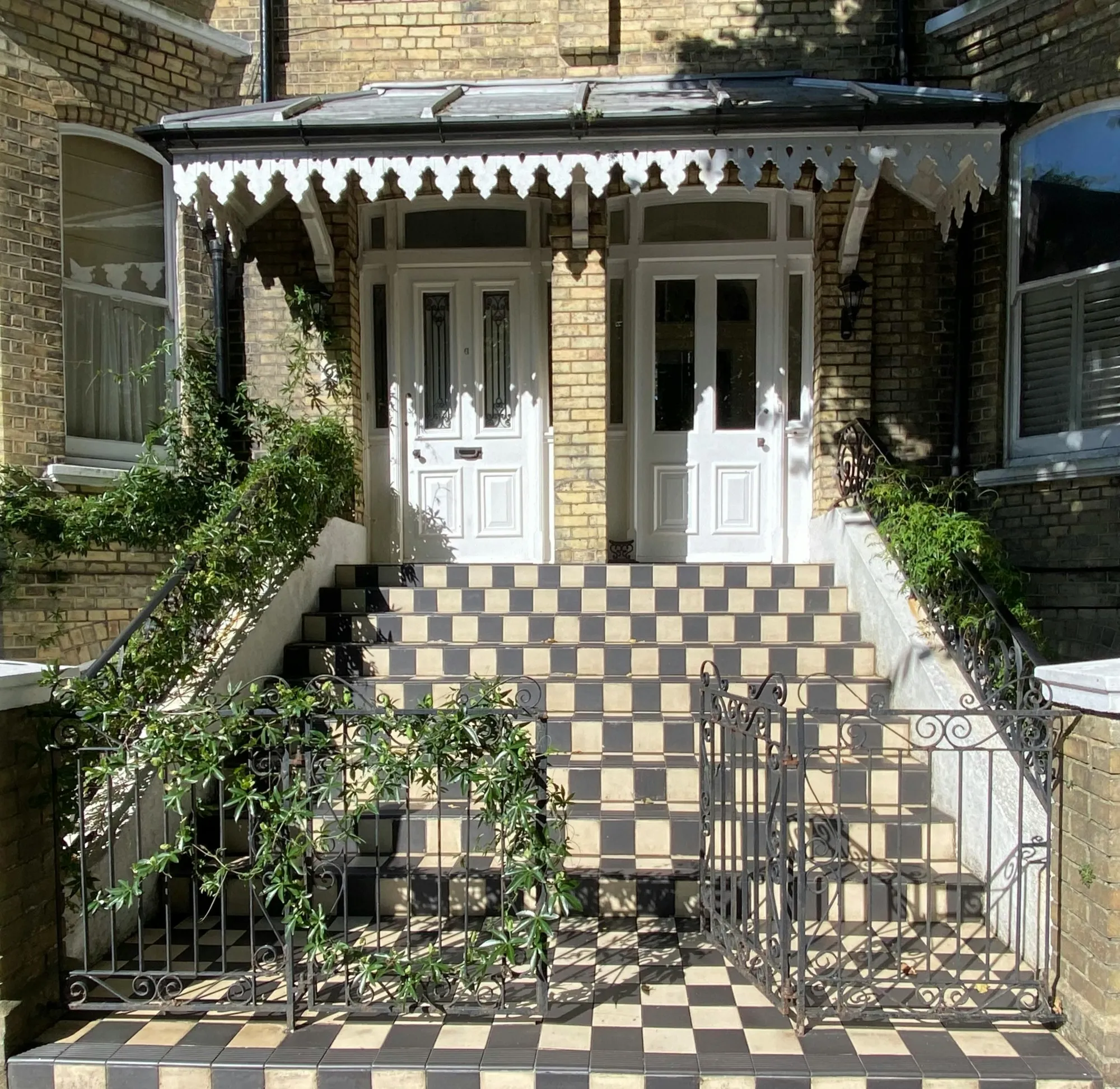 Swing Gates vs Sliding Gates: Common Mistakes London Homeowners Should Avoid
