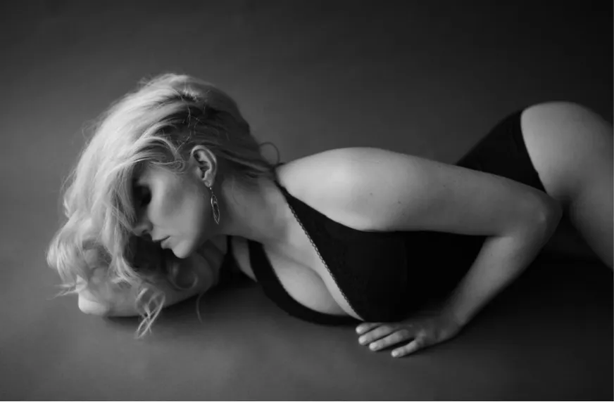 Elegant Motherhood: How Fine Art Portraiture Captures Your Changing Form