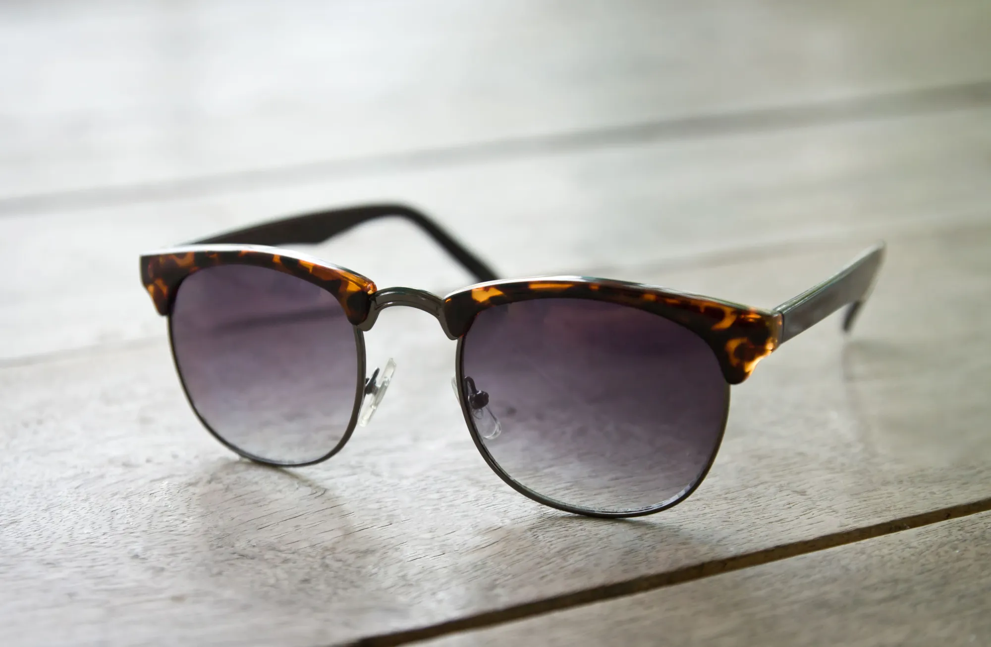 https://magnewear.com/products/shade-adjustable-tint-sunglasses				
