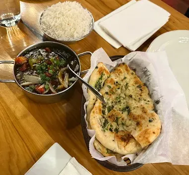 How Indian Restaurants in Orlando Balance Consistency and Variety