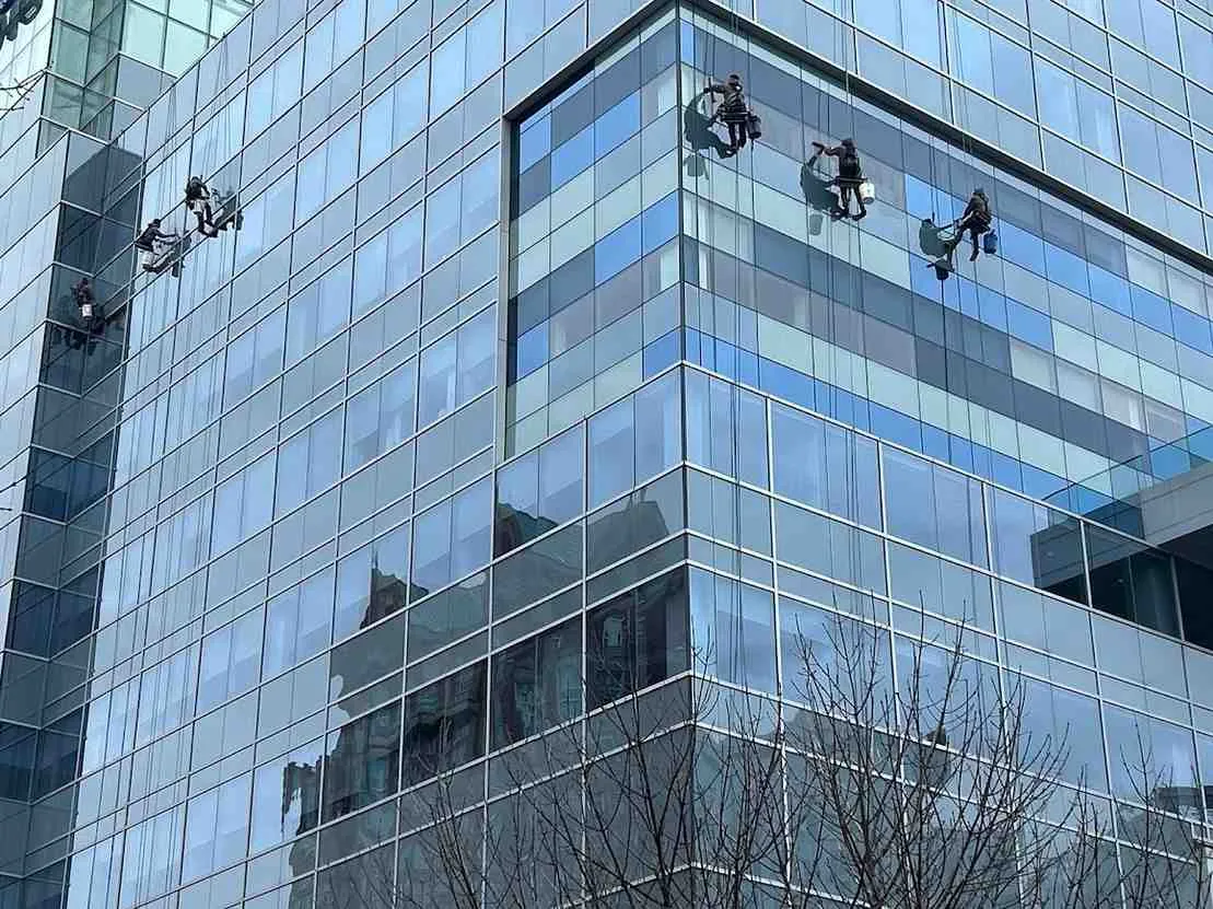 Why Commercial Window Washing Is More Important Than Many Property Owners Realize