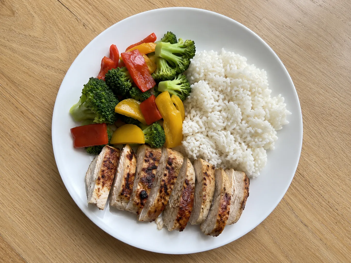 High protein meal with grilled chicken, rice, and vegetables to support fat loss and muscle recovery