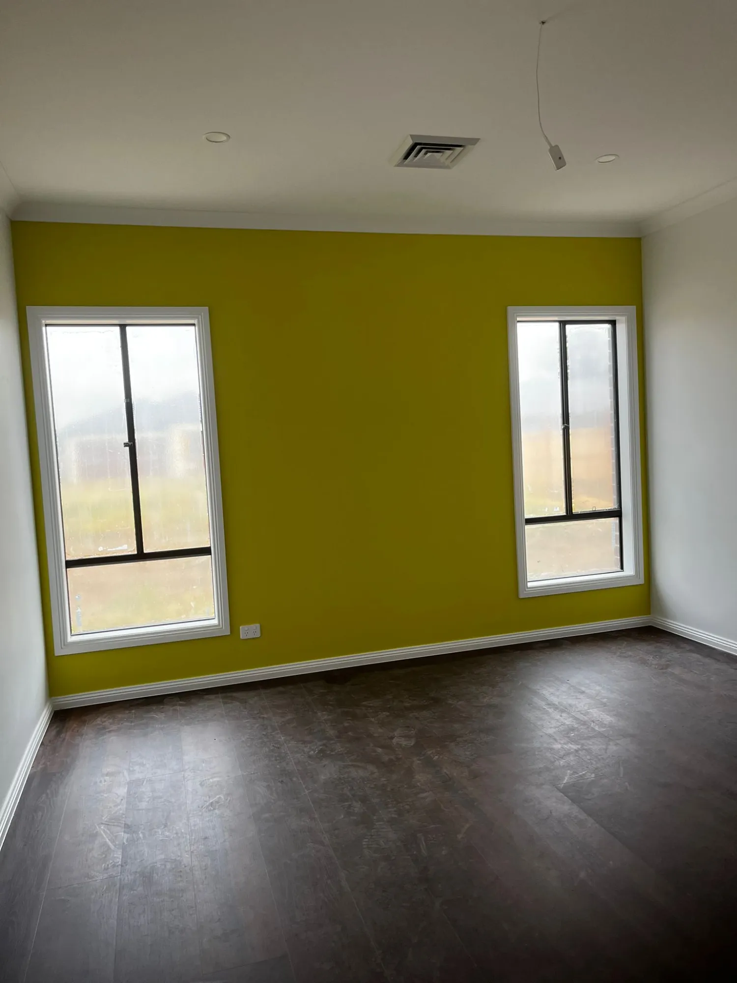 Why Does Your Paint Bubble, Crack, and Peel Off the Walls? (Causes, Fixes & Prevention Guide)