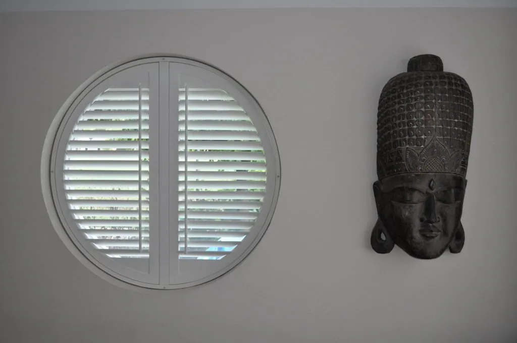Witte ruimte shutters en houten shutters binnen voor een stijlvol en modern interieur