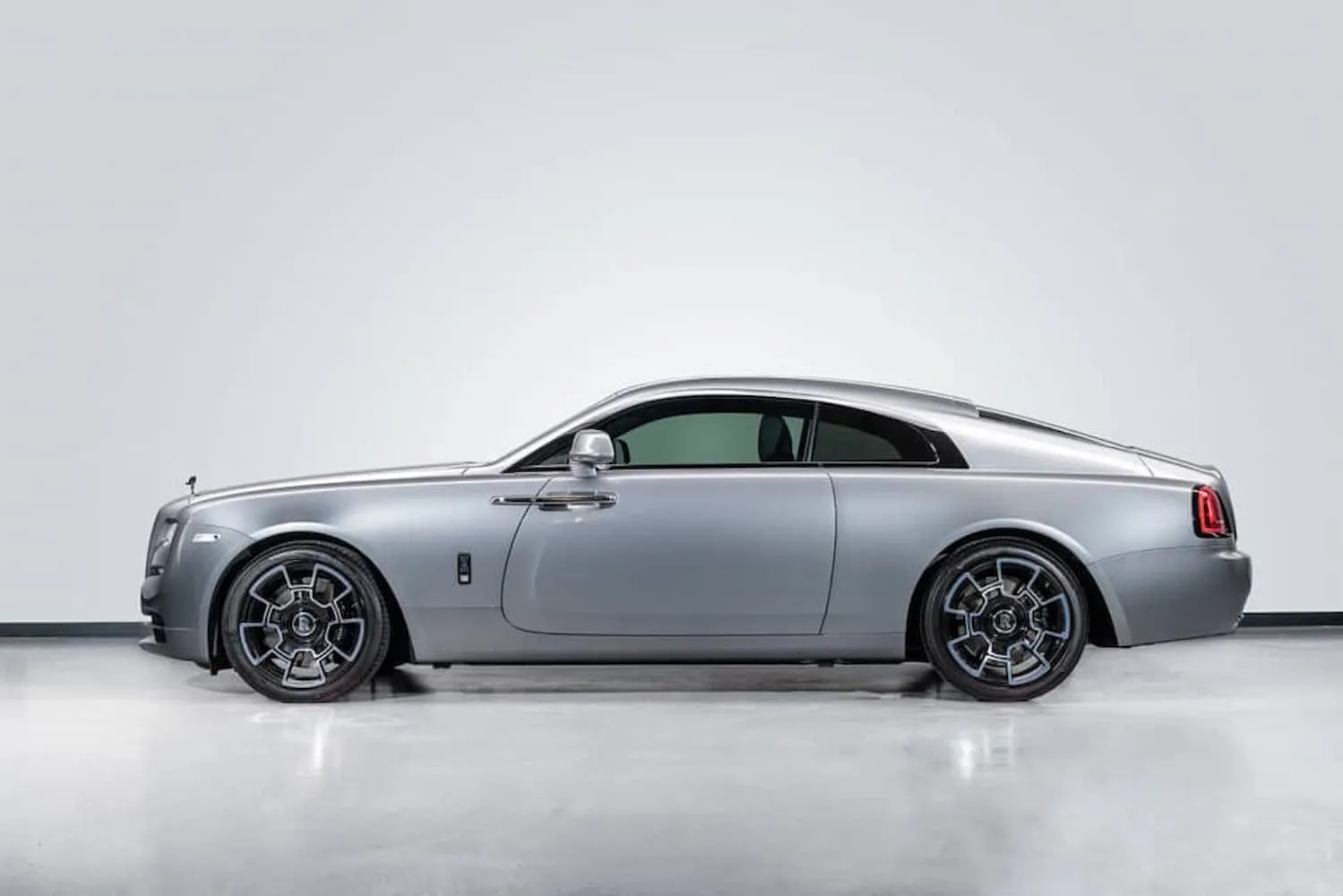 Top Benefits of Choosing a Rolls Royce Wraith Hire