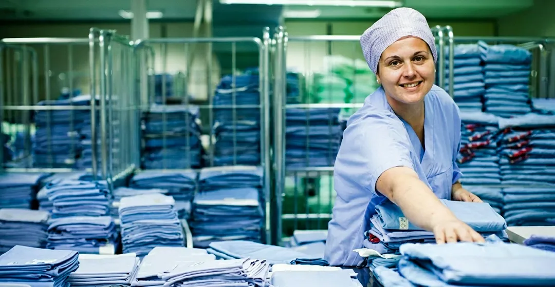 What Is a Washer Extractor and How Does It Work in Commercial Laundry?