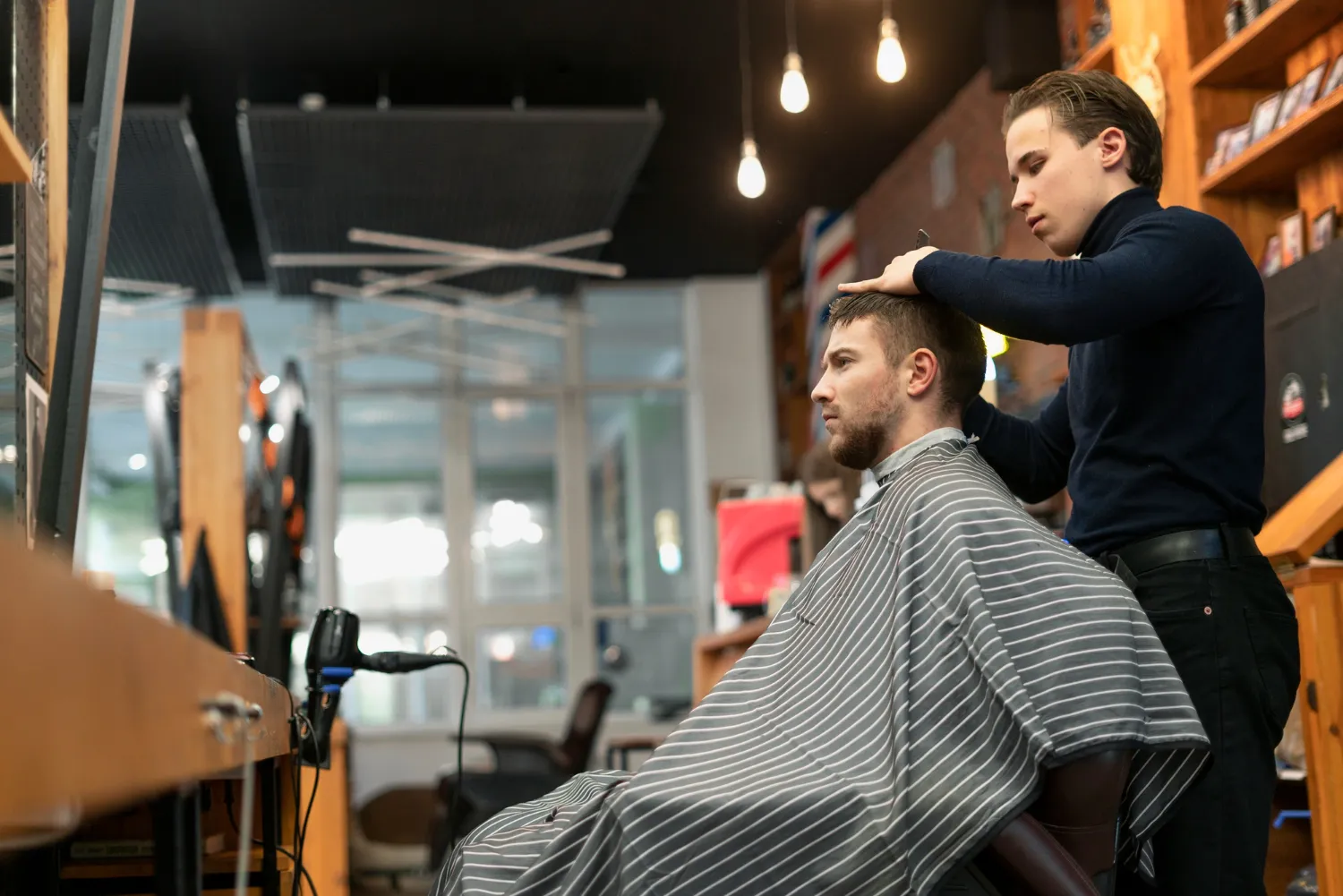 How a Men's Haircut Salon Cranbourne Keeps You Stylish Year-Round