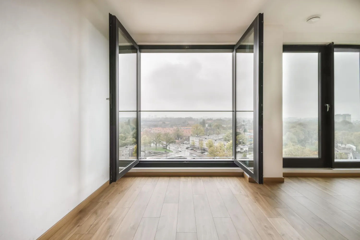 Zeitgemäße Architektur mit großzügigen Fensterlösungen