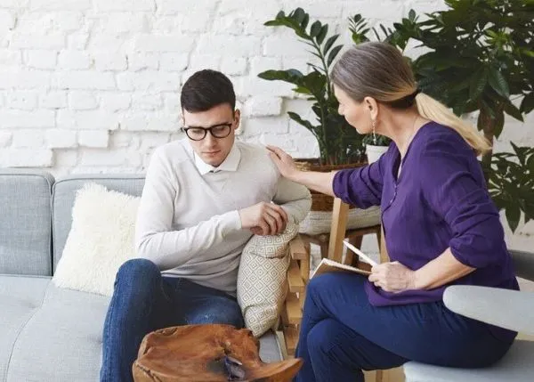 Understanding the Role of a Queer Couples Therapist in Modern Relationships