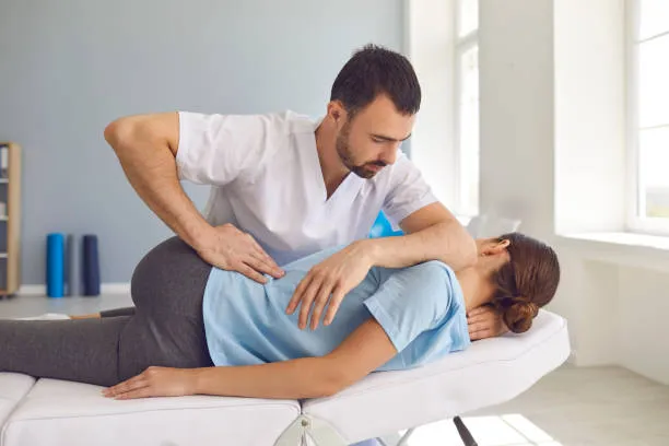 Chiropractors vs. Physical Therapists: Differences and How to Choose
