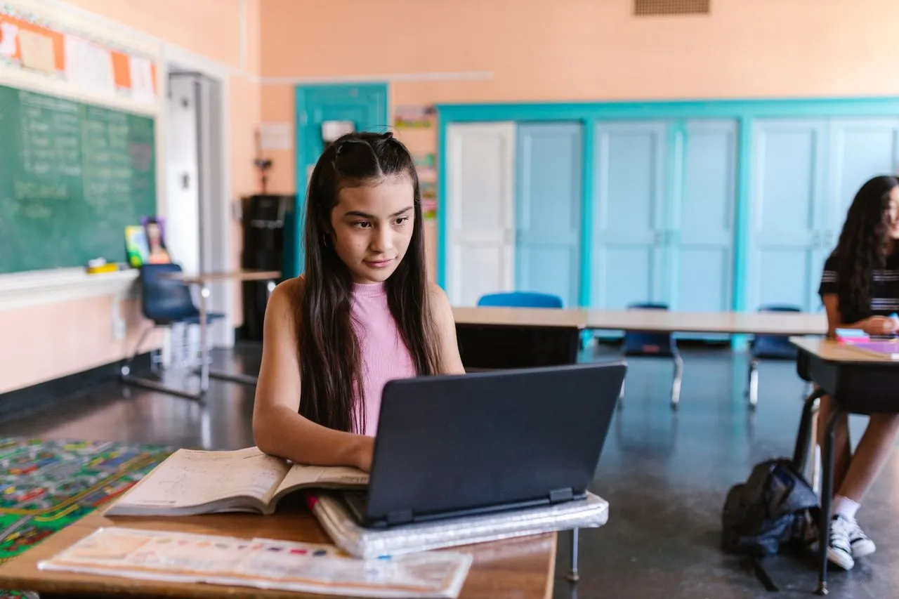 The Shift Toward Dual-Language Online Schooling for K-12 Students