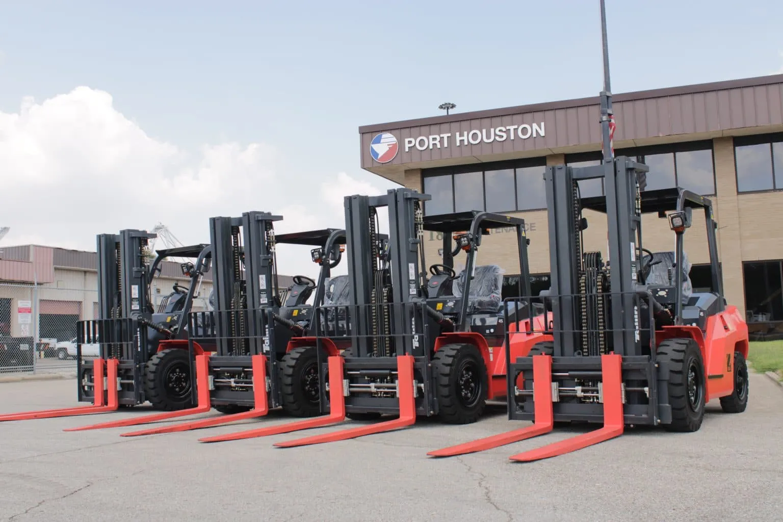 How Tailift Forklifts Improve Warehouse Productivity