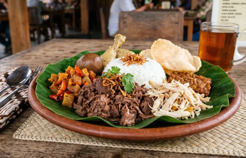 Maraton Kuliner 24 Jam di Jogja: Panduan Wisata Rasa dari Pagi Buta Hingga Tengah Malam