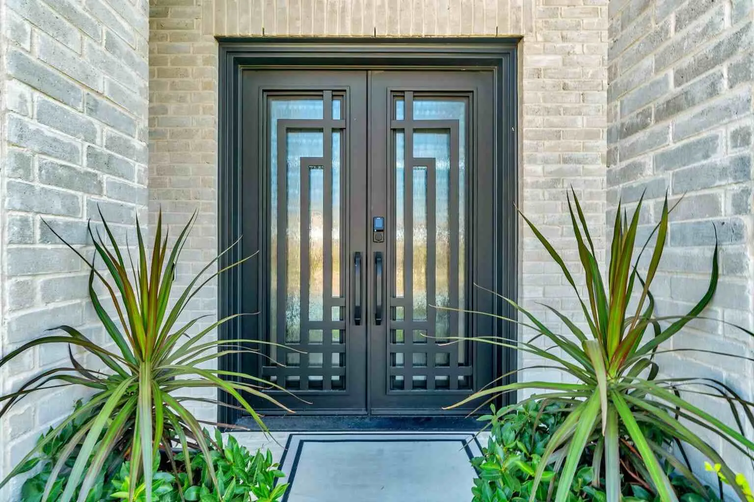 How to Avoid Iron Door Scams in Dallas-Fort Worth