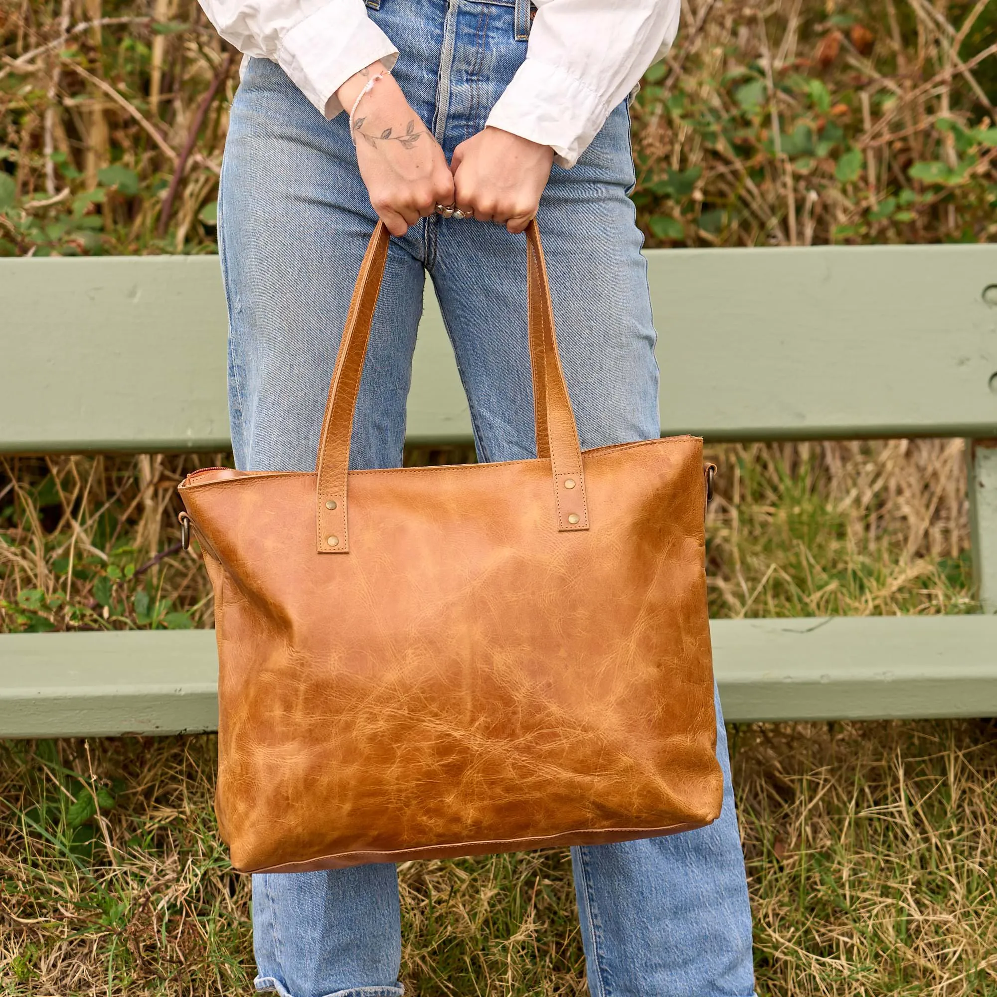 Why Leather Crossbody Bags Remain an Everyday Essential