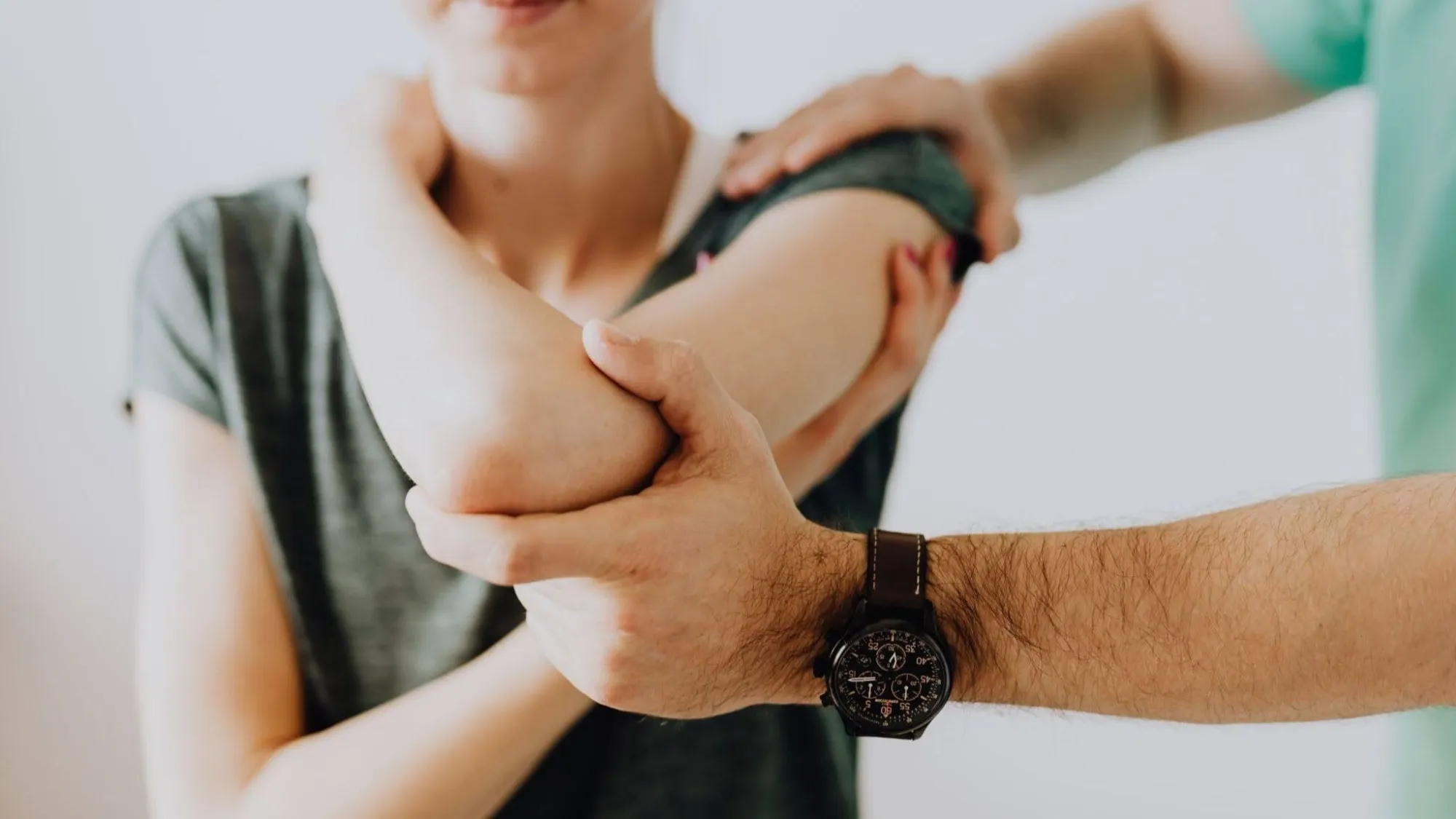 Orthopedic Acupuncture for Frozen Shoulder and Rotator Cuff Pain: What Oakland Patients Need to Know