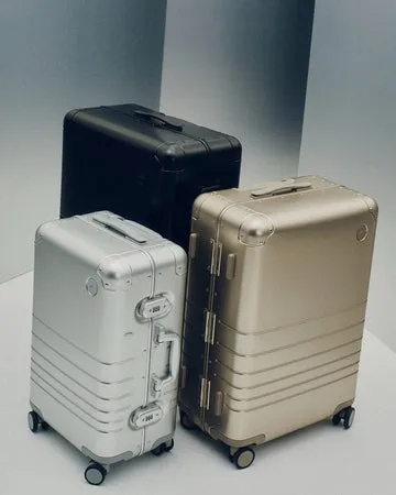 Hybrid vs aluminum luggage: what’s the difference?
