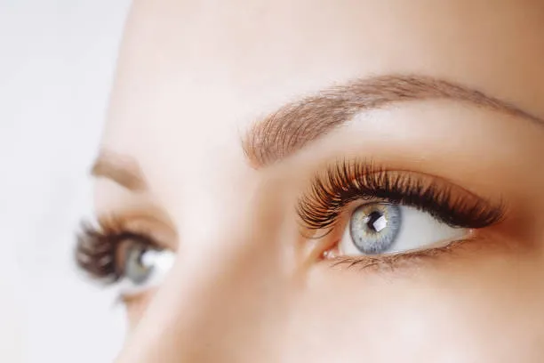Colorful Eyelashes: Trendy Ways to Stand Out