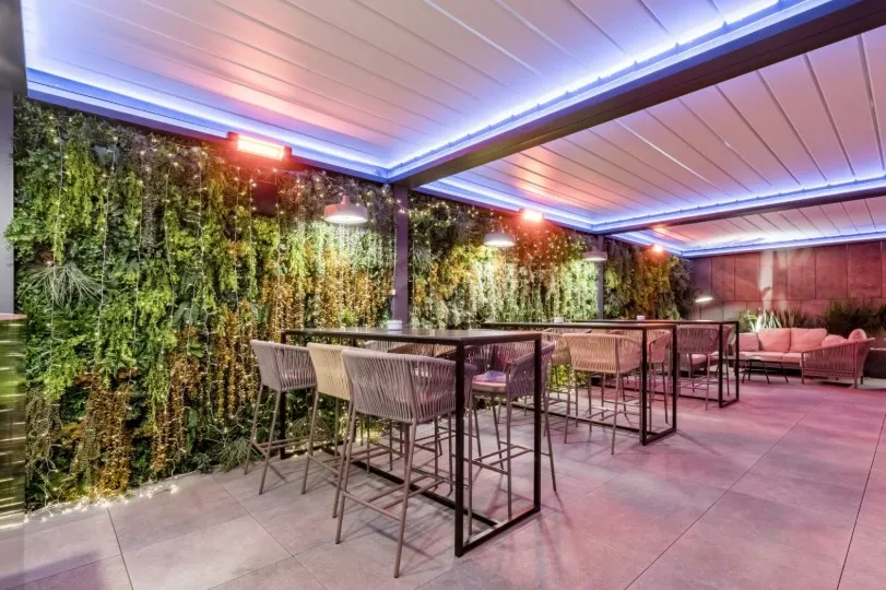 Jardines verticales artificiales: una alternativa elegante y práctica para cualquier espacio