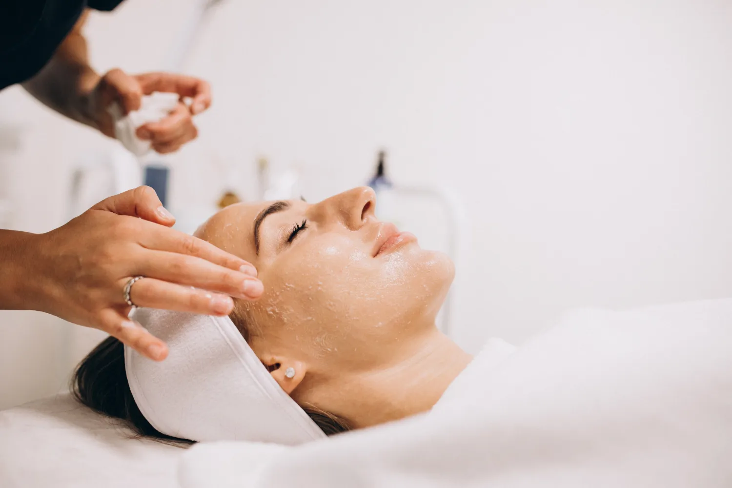 Facial Treatment Salon: The Best Treatments for Hydration and Skin Renewal