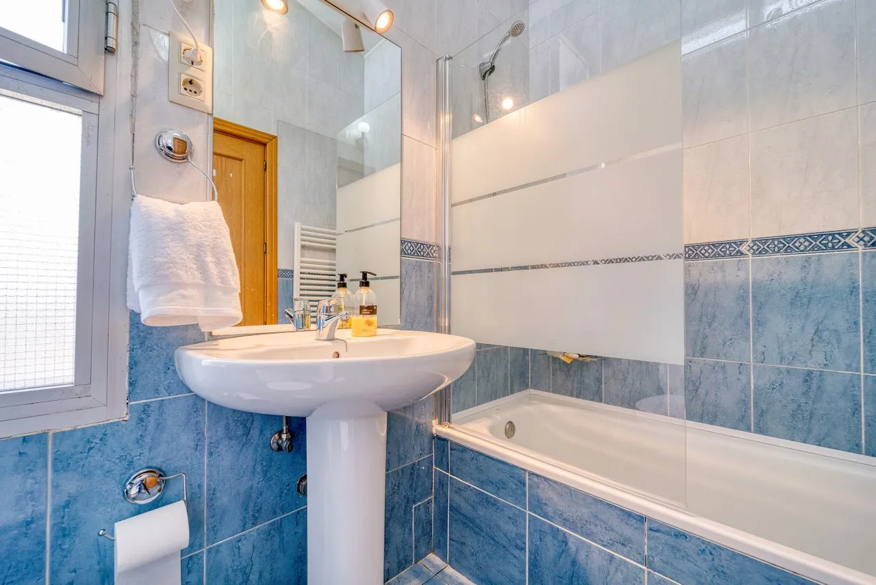 4 Ways to Keep Your Bathroom Looking Spotless
