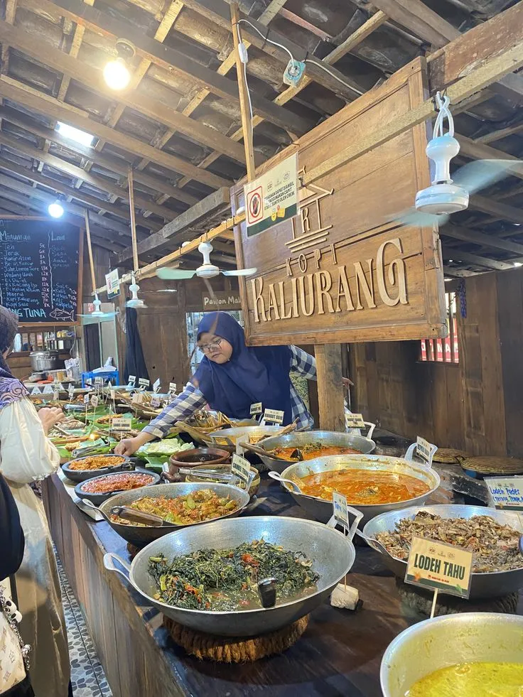 Pengaruh Food Reviewer Terhadap Larisnya Sebuah Warung Makan Kampus