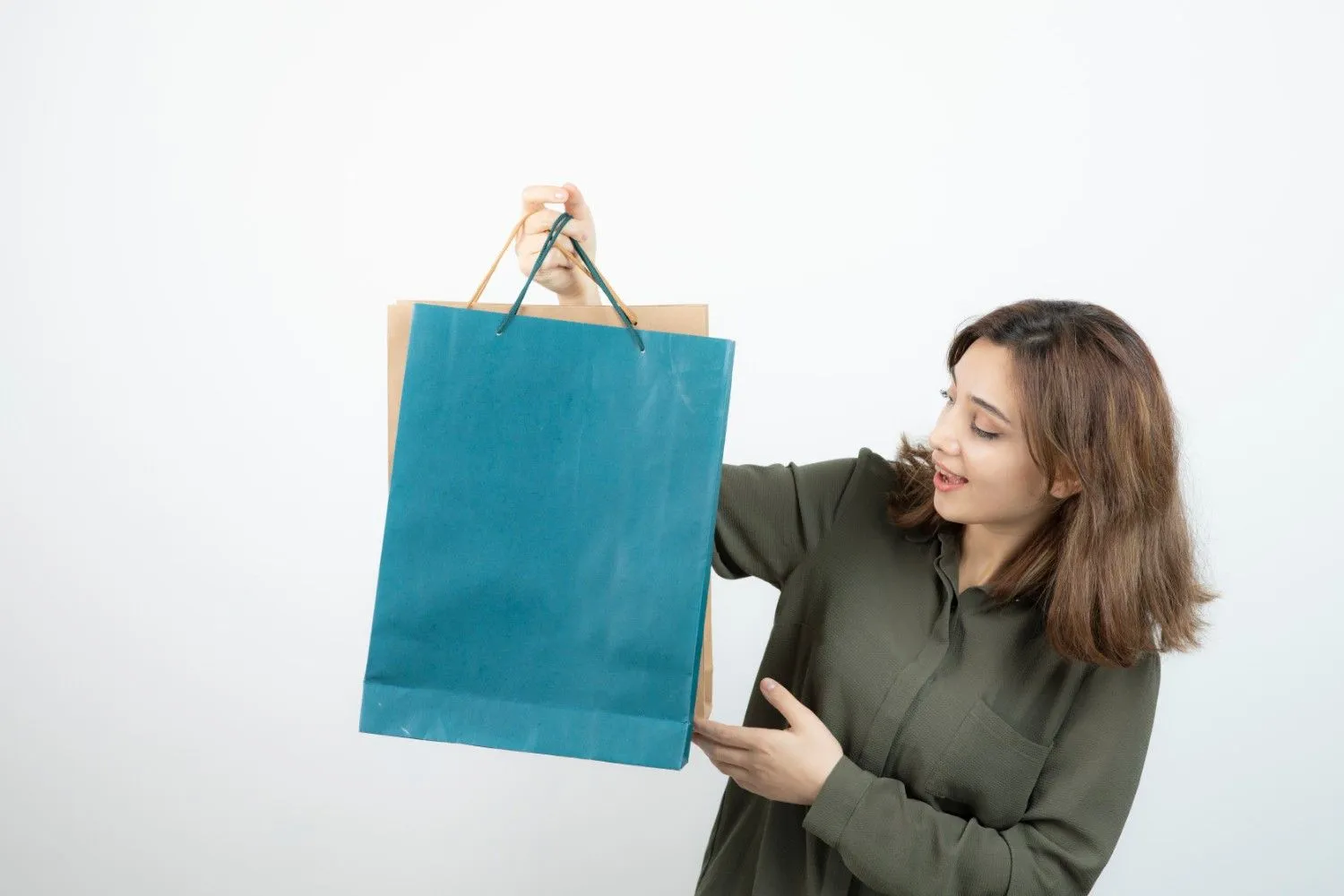 How D Cut Bags Improve Retail Packaging and Customer Convenience