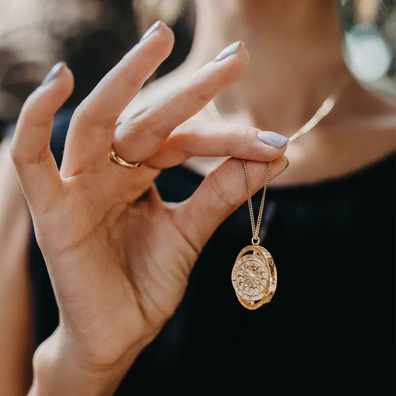 How to Choose the Right Necklace for Women: A Simple Style Guide